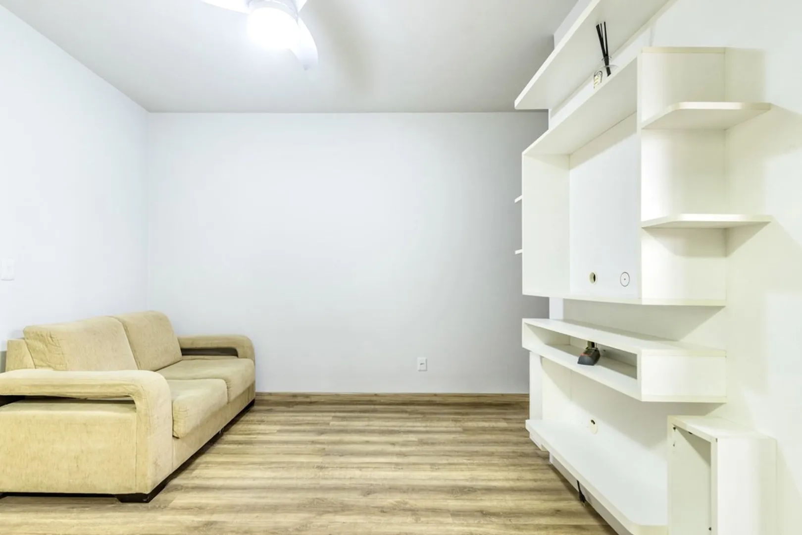 R$ 410.000 - &Oacute;TIMO APARTAMENTO - 60M2 - 2 DORM - SACADA - CHURRASQUEIRA - 1 VAGA Rua Eça de Queiroz Porto Alegre - 