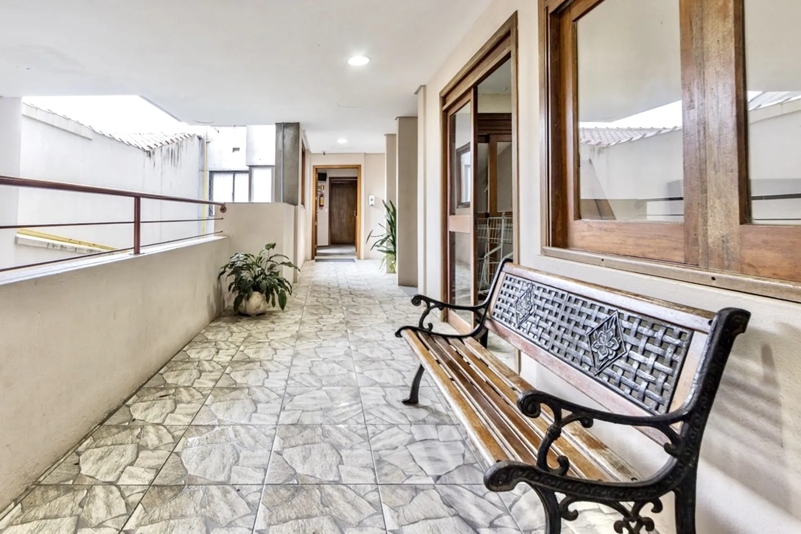 R$ 410.000 - &Oacute;TIMO APARTAMENTO - 60M2 - 2 DORM - SACADA - CHURRASQUEIRA - 1 VAGA Rua Eça de Queiroz Porto Alegre - 