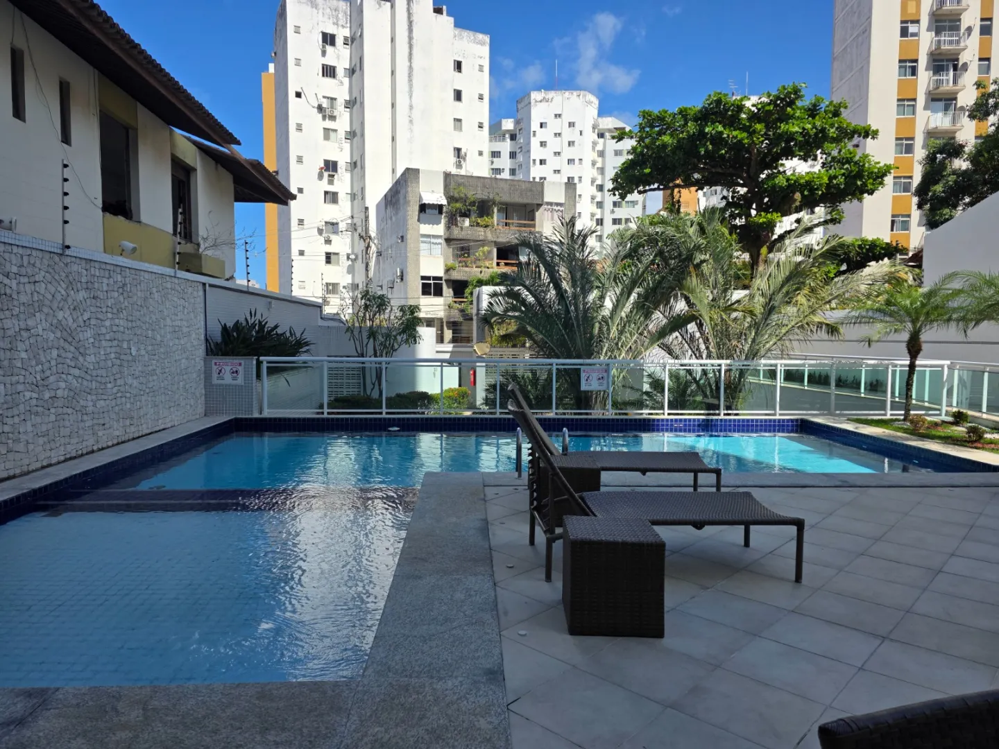 APARTAMENTO 2 QUARTOS SU&Iacute;TE VARANDA 3 GARAGENS PISCINA ACADEMIA VENDA JD APIPEMA ONDINA Rua Martins de Almeida Salvador - 