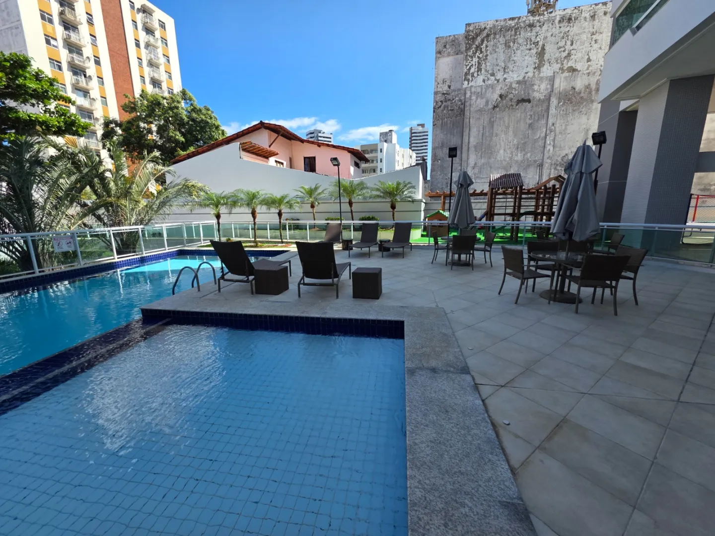 APARTAMENTO 2 QUARTOS SU&Iacute;TE VARANDA 3 GARAGENS PISCINA ACADEMIA VENDA JD APIPEMA ONDINA Rua Martins de Almeida Salvador - 