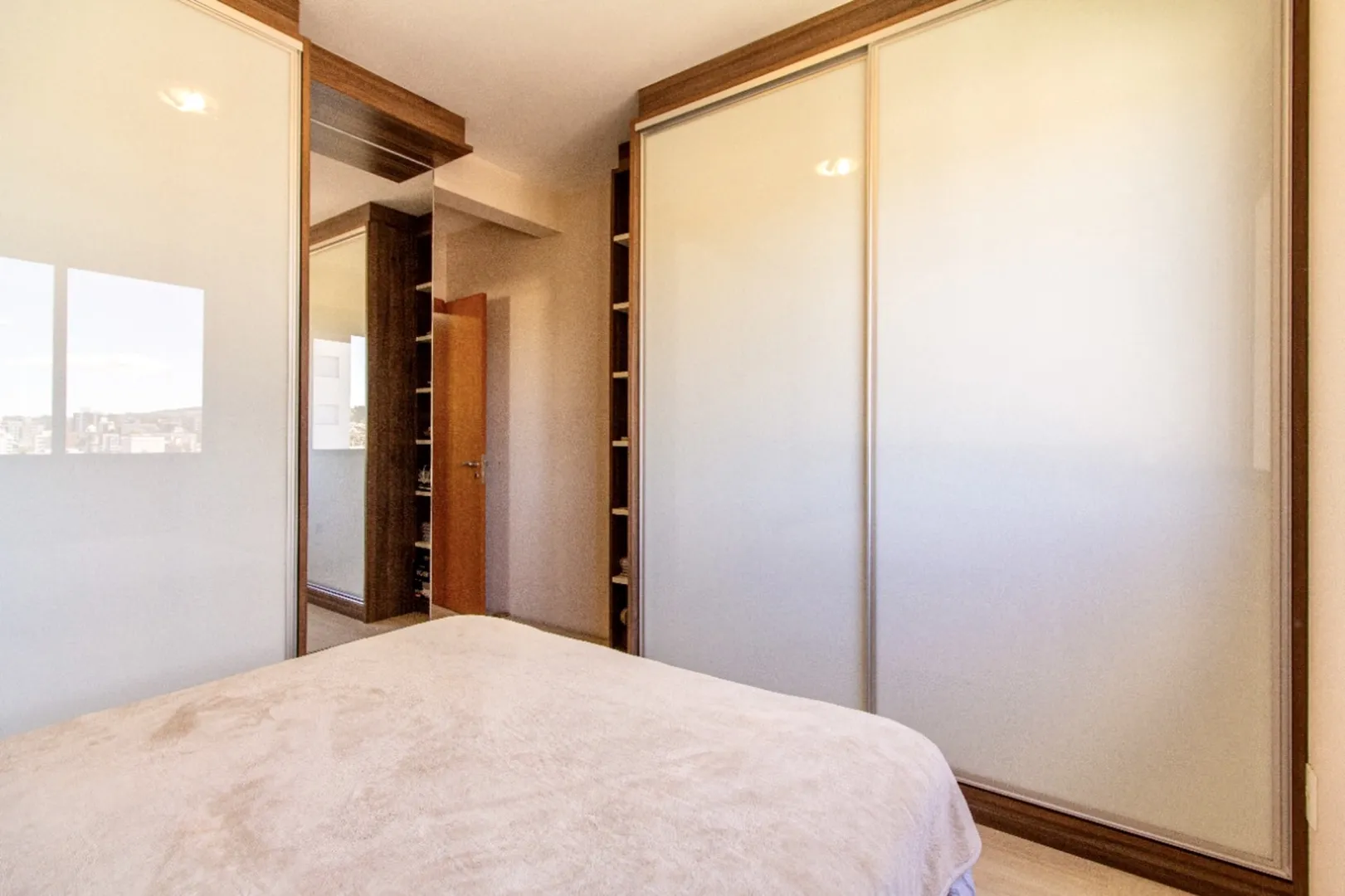 R$ 690.000 - APARTAMENTO - 74M2 - 2 DORM - SU&Iacute;TE - 2 VAGAS - VISTA Rua Chile Porto Alegre - 