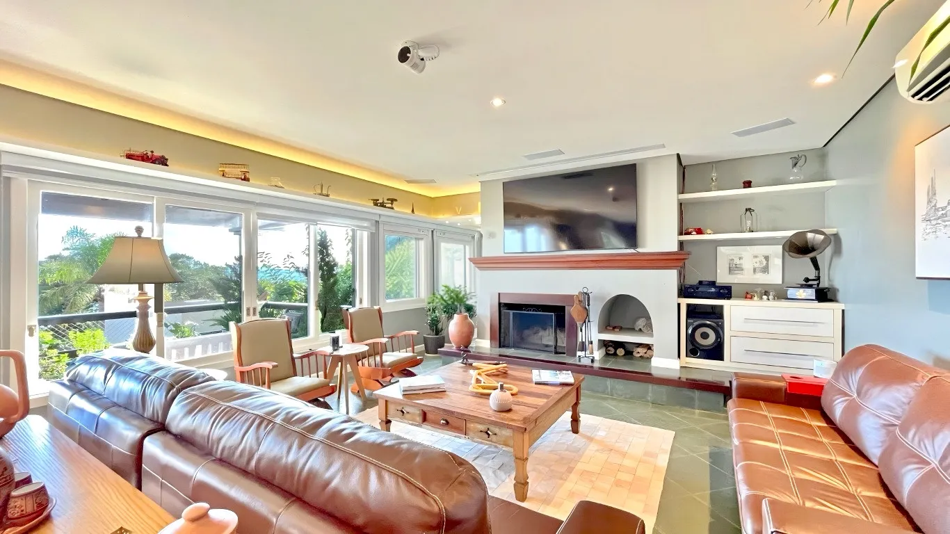 R$ 1.620.000 - MARAVILHOSA CASA - 413M2 - 3 SU&Iacute;TES - HIDRO - 2 VAGAS - VISTA PANOR&Acirc;MICA Rua Coronel Gomes de Carvalho Porto Alegre - 