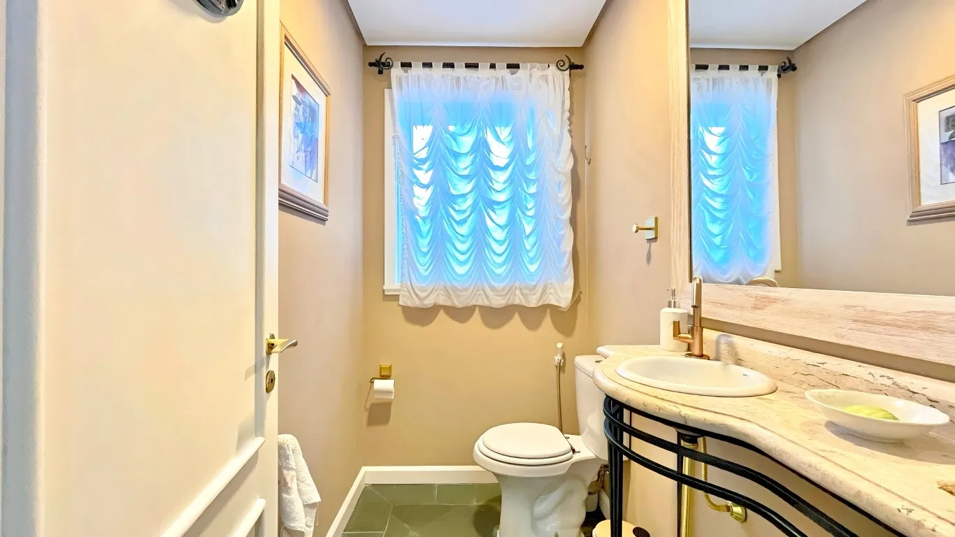R$ 1.620.000 - MARAVILHOSA CASA - 413M2 - 3 SU&Iacute;TES - HIDRO - 2 VAGAS - VISTA PANOR&Acirc;MICA Rua Coronel Gomes de Carvalho Porto Alegre - 
