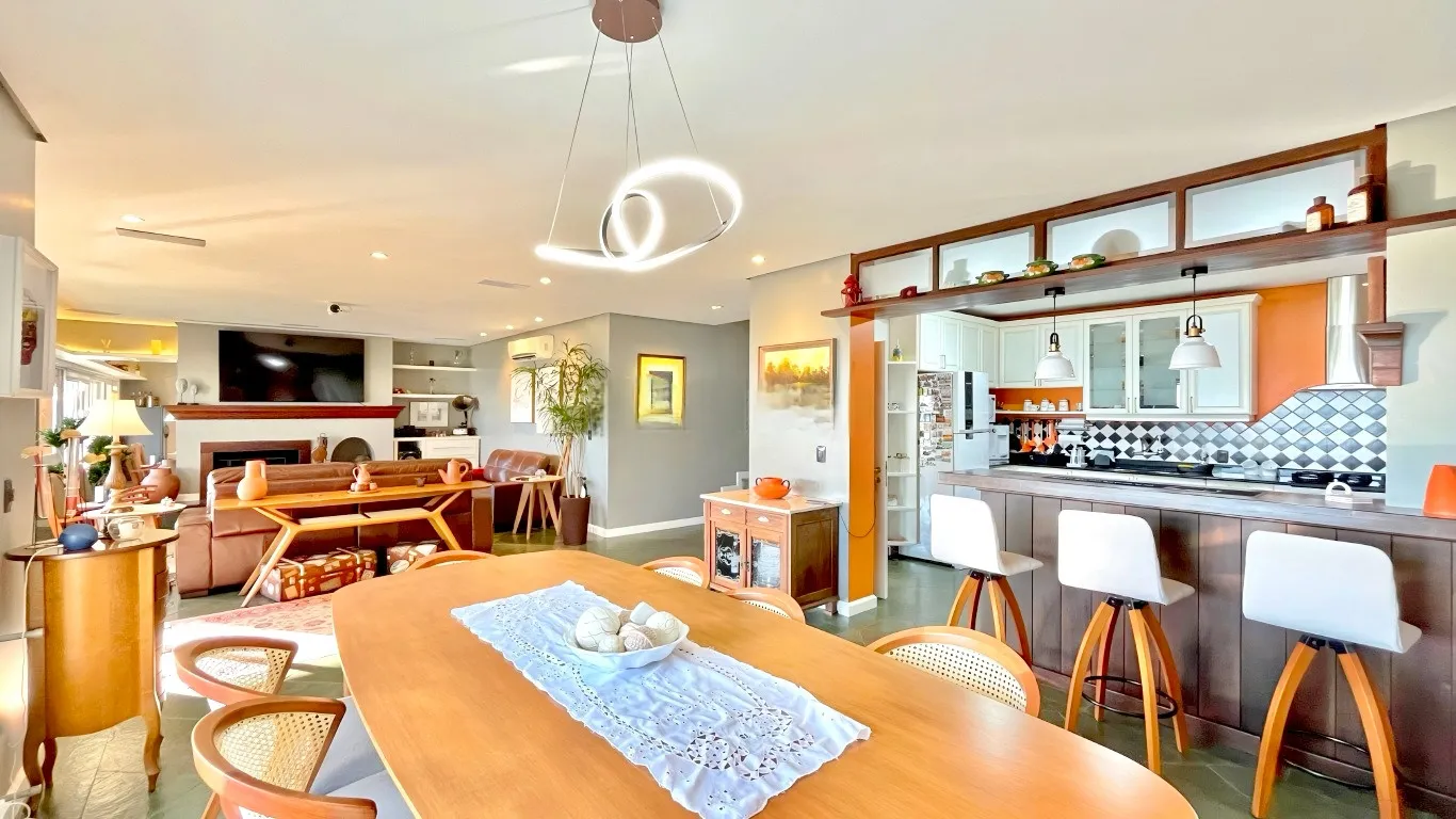 R$ 1.620.000 - MARAVILHOSA CASA - 413M2 - 3 SU&Iacute;TES - HIDRO - 2 VAGAS - VISTA PANOR&Acirc;MICA Rua Coronel Gomes de Carvalho Porto Alegre - 