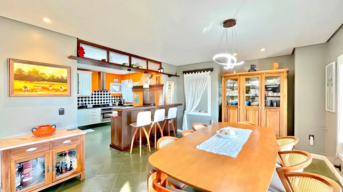 R$ 1.620.000 - MARAVILHOSA CASA - 413M2 - 3 SU&Iacute;TES - HIDRO - 2 VAGAS - VISTA PANOR&Acirc;MICA Rua Coronel Gomes de Carvalho Porto Alegre - 