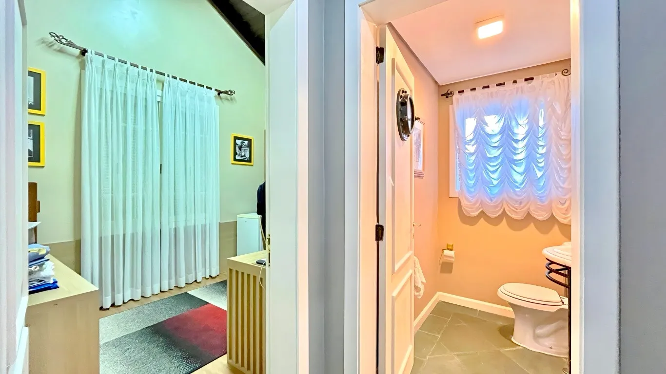 R$ 1.620.000 - MARAVILHOSA CASA - 413M2 - 3 SU&Iacute;TES - HIDRO - 2 VAGAS - VISTA PANOR&Acirc;MICA Rua Coronel Gomes de Carvalho Porto Alegre - 