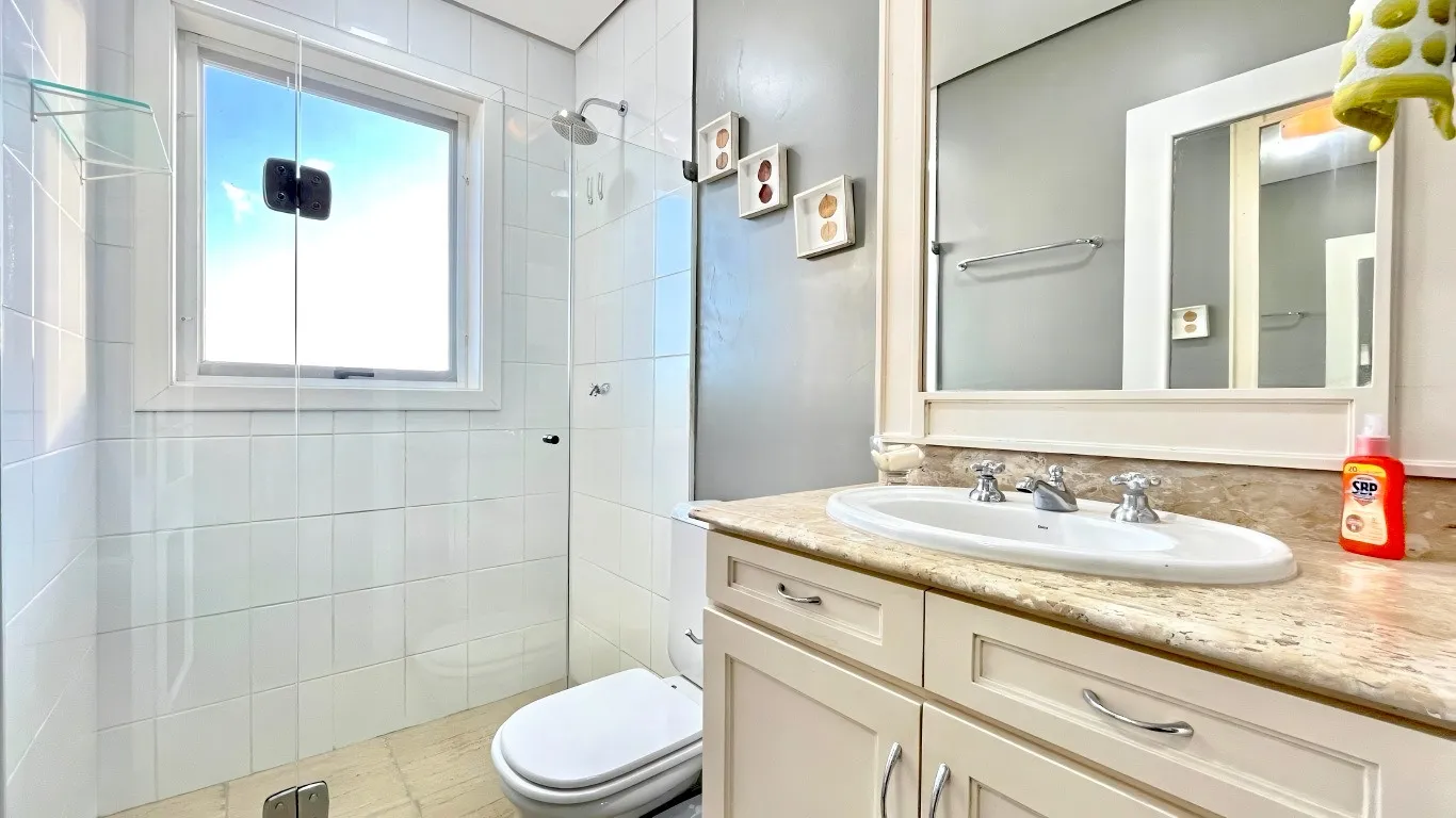 R$ 1.620.000 - MARAVILHOSA CASA - 413M2 - 3 SU&Iacute;TES - HIDRO - 2 VAGAS - VISTA PANOR&Acirc;MICA Rua Coronel Gomes de Carvalho Porto Alegre - 