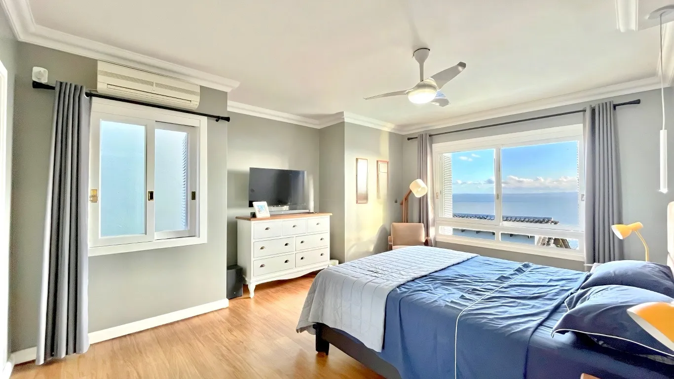 R$ 1.620.000 - MARAVILHOSA CASA - 413M2 - 3 SU&Iacute;TES - HIDRO - 2 VAGAS - VISTA PANOR&Acirc;MICA Rua Coronel Gomes de Carvalho Porto Alegre - 