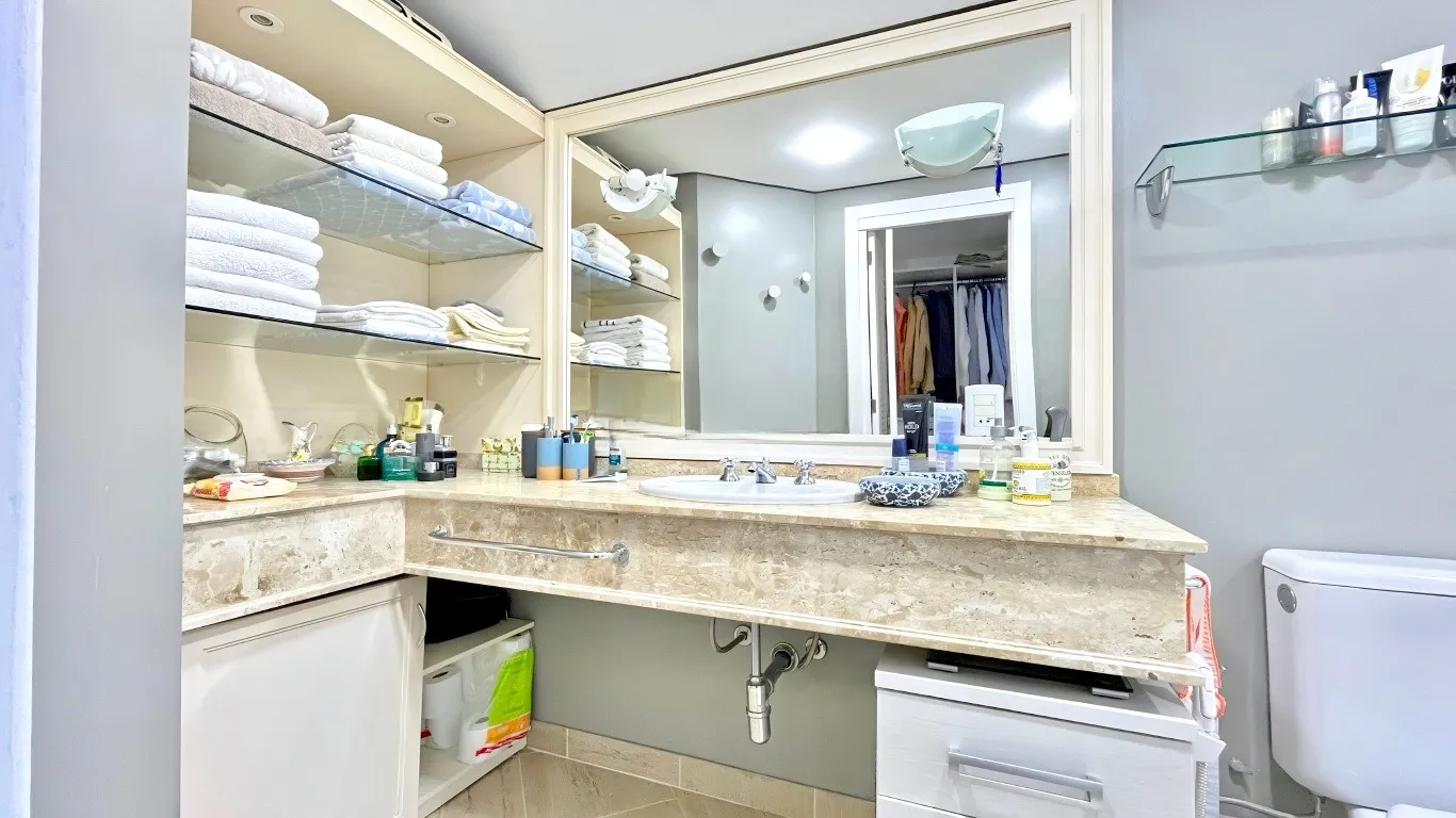 R$ 1.620.000 - MARAVILHOSA CASA - 413M2 - 3 SU&Iacute;TES - HIDRO - 2 VAGAS - VISTA PANOR&Acirc;MICA Rua Coronel Gomes de Carvalho Porto Alegre - 