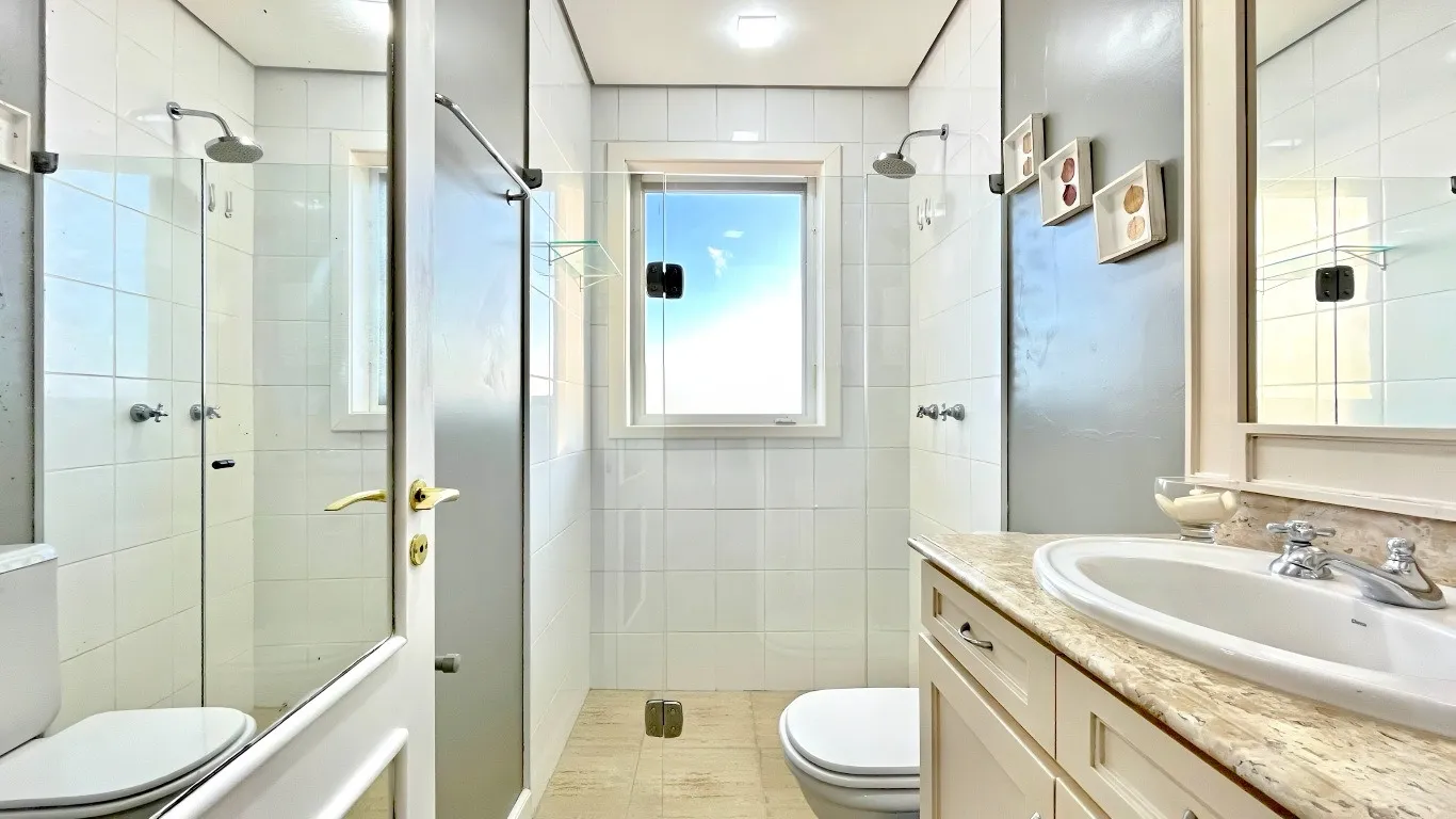 R$ 1.620.000 - MARAVILHOSA CASA - 413M2 - 3 SU&Iacute;TES - HIDRO - 2 VAGAS - VISTA PANOR&Acirc;MICA Rua Coronel Gomes de Carvalho Porto Alegre - 