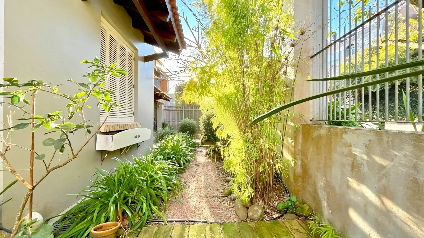 R$ 1.620.000 - MARAVILHOSA CASA - 413M2 - 3 SU&Iacute;TES - HIDRO - 2 VAGAS - VISTA PANOR&Acirc;MICA Rua Coronel Gomes de Carvalho Porto Alegre - 
