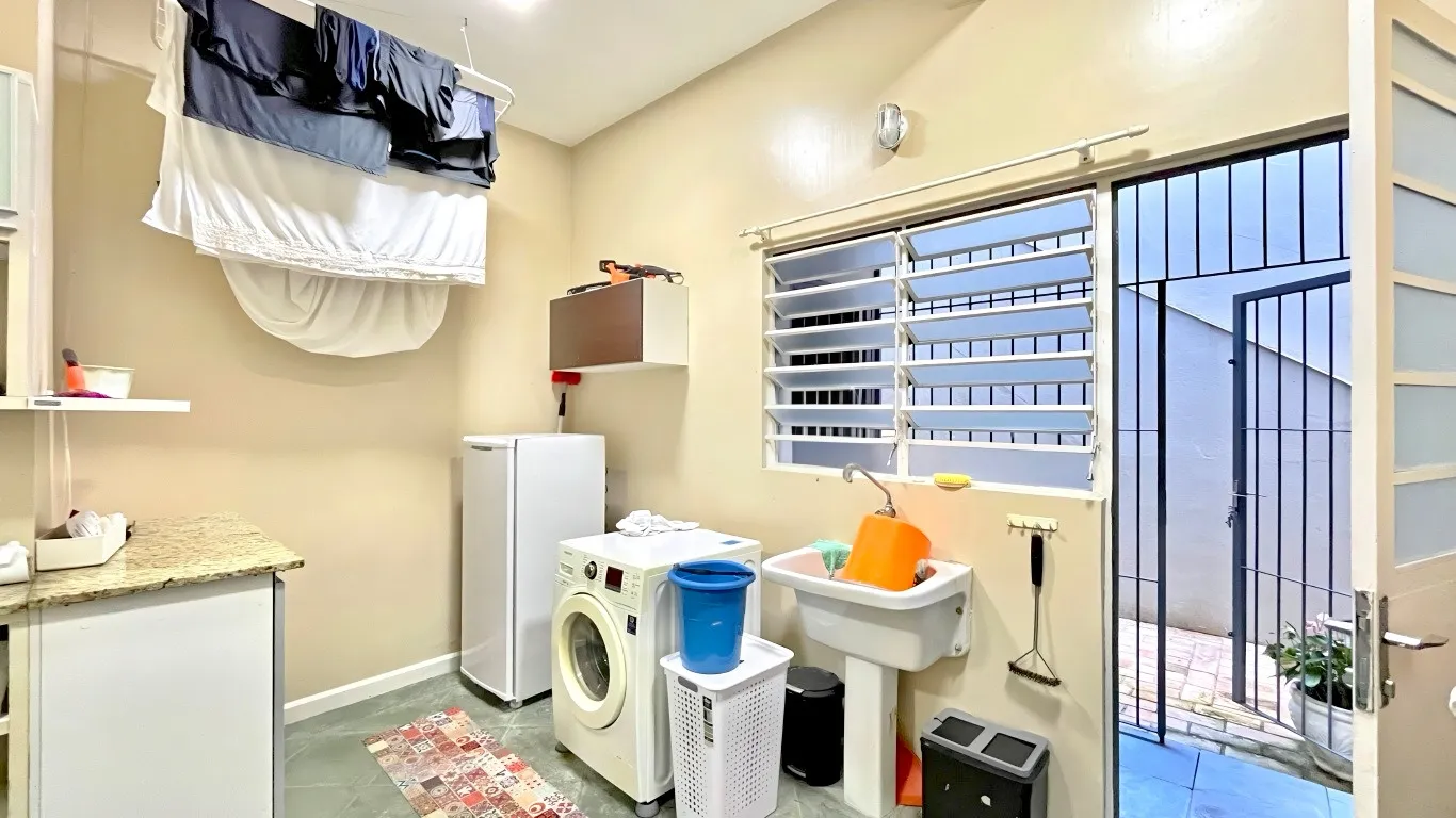 R$ 1.620.000 - MARAVILHOSA CASA - 413M2 - 3 SU&Iacute;TES - HIDRO - 2 VAGAS - VISTA PANOR&Acirc;MICA Rua Coronel Gomes de Carvalho Porto Alegre - 