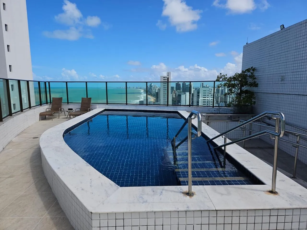 Apartamento beira mar &agrave; venda com 43 m&sup2; | 1 quarto | 1 vaga | Mobiliado Avenida Boa Viagem Recife - 