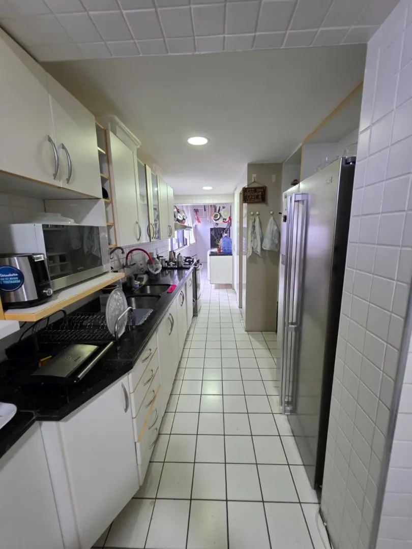 Apartamento &aacute; venda com 220m&sup2; | 4 su&iacute;tes | 2 vagas | Varanda vista mar Avenida Boa Viagem Recife - 