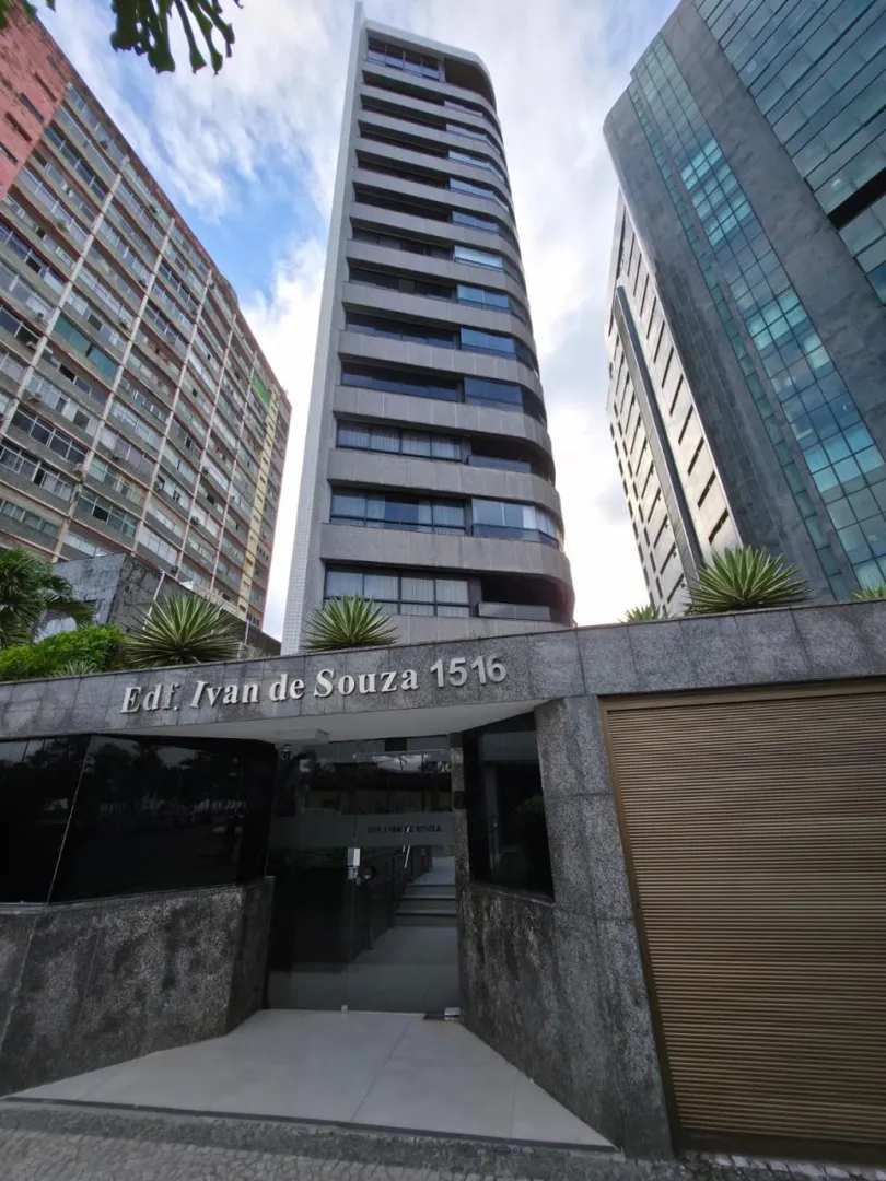 Apartamento &aacute; venda com 220m&sup2; | 4 su&iacute;tes | 2 vagas | Varanda vista mar Avenida Boa Viagem Recife - 