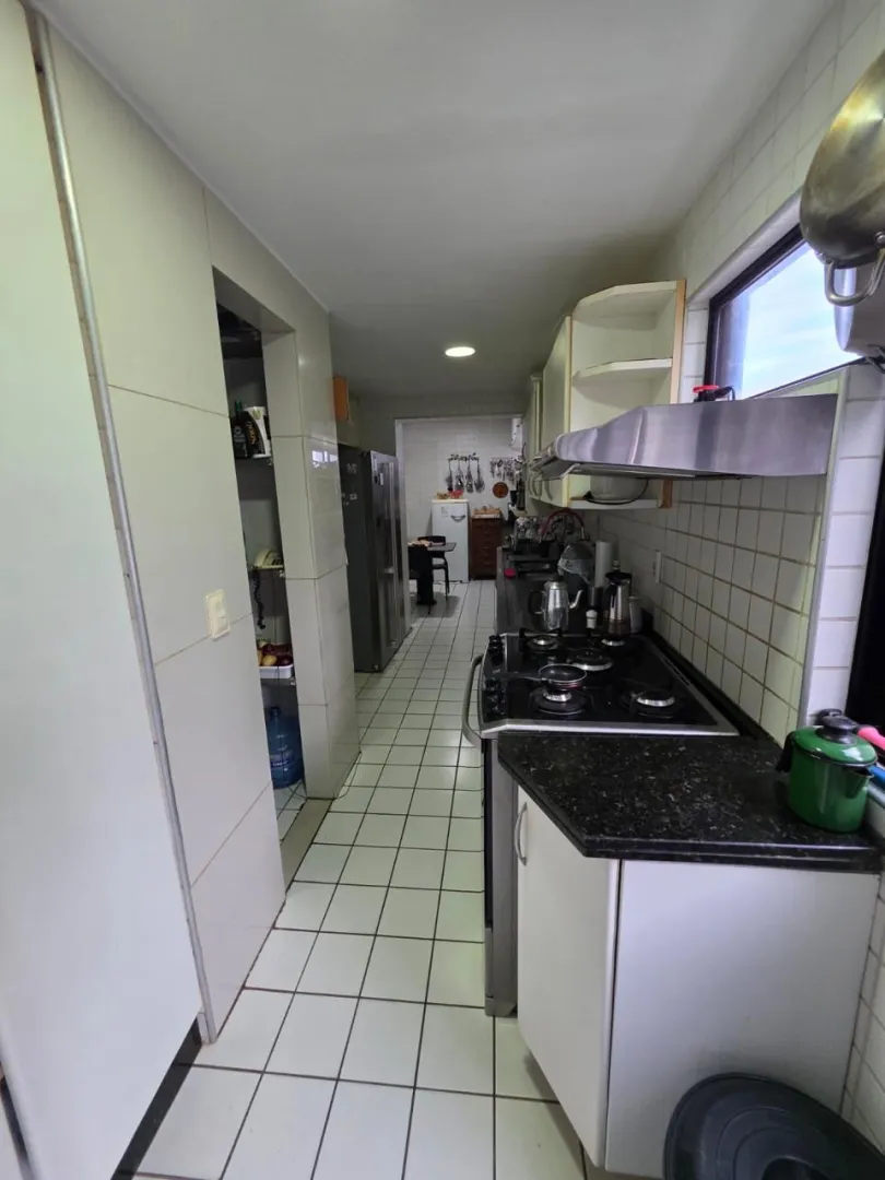Apartamento &aacute; venda com 220m&sup2; | 4 su&iacute;tes | 2 vagas | Varanda vista mar Avenida Boa Viagem Recife - 
