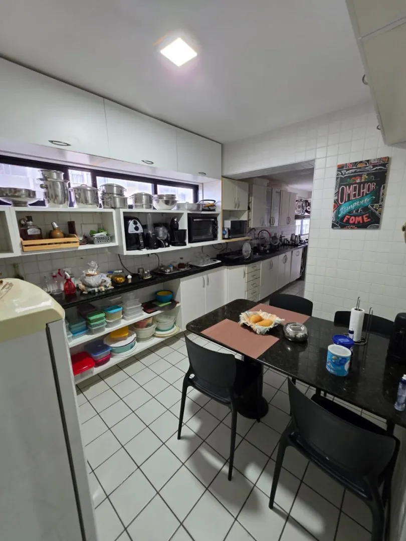 Apartamento &aacute; venda com 220m&sup2; | 4 su&iacute;tes | 2 vagas | Varanda vista mar Avenida Boa Viagem Recife - 