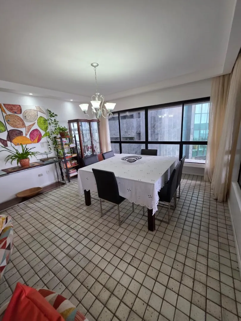 Apartamento &aacute; venda com 220m&sup2; | 4 su&iacute;tes | 2 vagas | Varanda vista mar Avenida Boa Viagem Recife - 