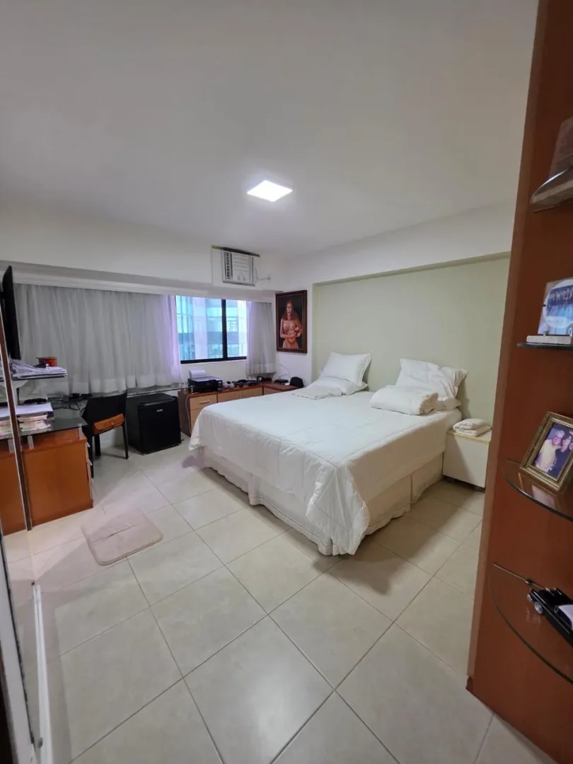 Apartamento &aacute; venda com 220m&sup2; | 4 su&iacute;tes | 2 vagas | Varanda vista mar Avenida Boa Viagem Recife - 