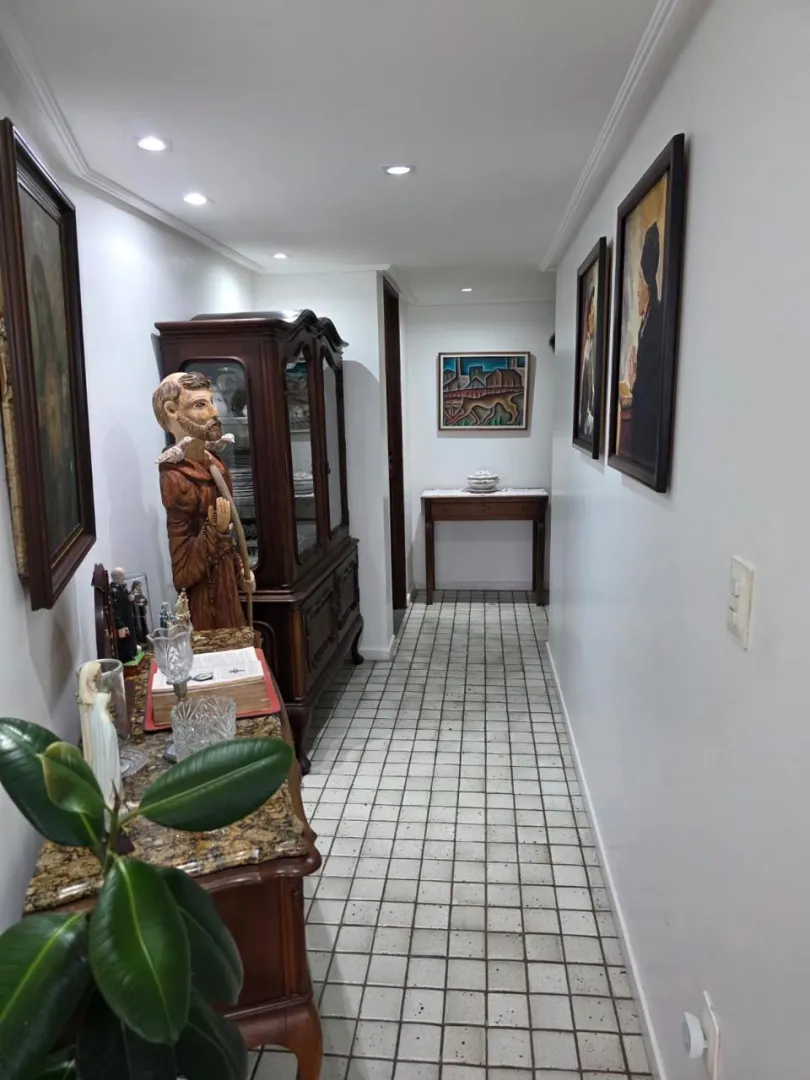 Apartamento &aacute; venda com 220m&sup2; | 4 su&iacute;tes | 2 vagas | Varanda vista mar Avenida Boa Viagem Recife - 