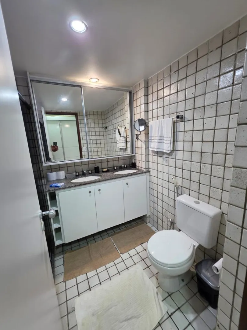 Apartamento &aacute; venda com 220m&sup2; | 4 su&iacute;tes | 2 vagas | Varanda vista mar Avenida Boa Viagem Recife - 