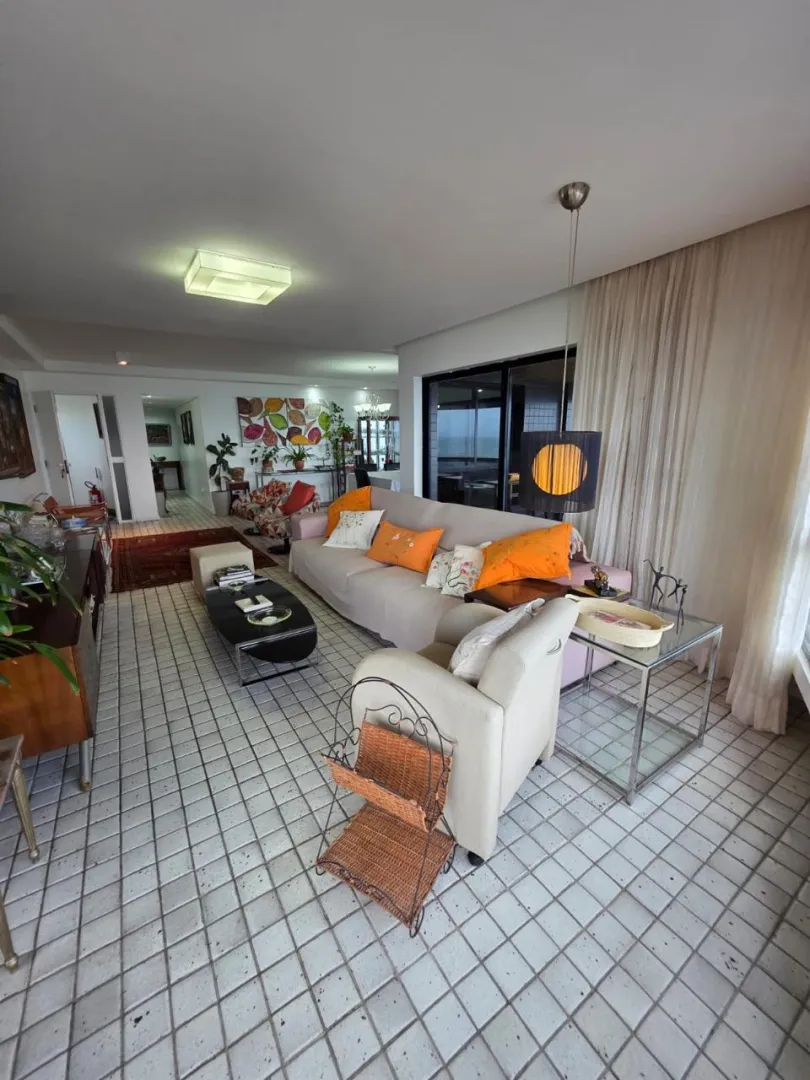 Apartamento &aacute; venda com 220m&sup2; | 4 su&iacute;tes | 2 vagas | Varanda vista mar Avenida Boa Viagem Recife - 
