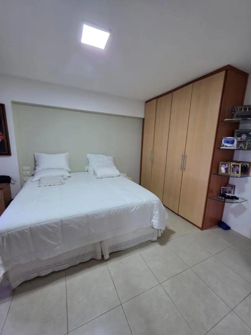 Apartamento &aacute; venda com 220m&sup2; | 4 su&iacute;tes | 2 vagas | Varanda vista mar Avenida Boa Viagem Recife - 
