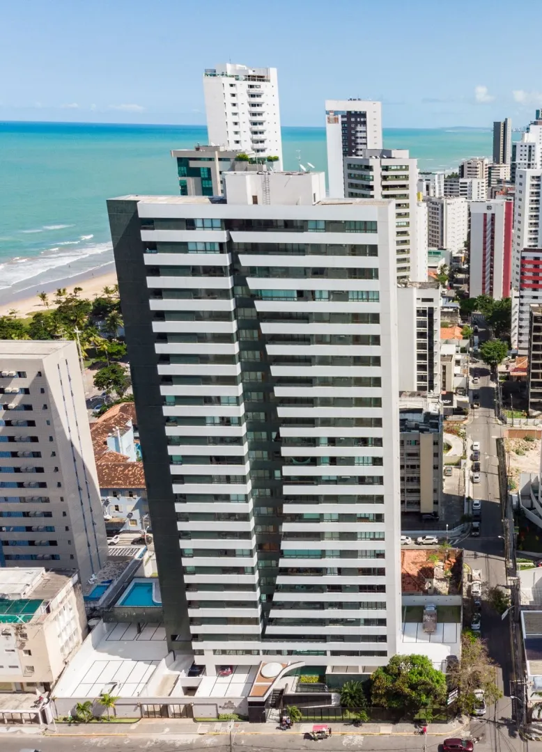 Apartamento &aacute; venda com 152 m&sup2; | 4 quartos sendo 3 su&iacute;tes | 3 vagas | Andar alto Rua Pereira da Costa Recife - 