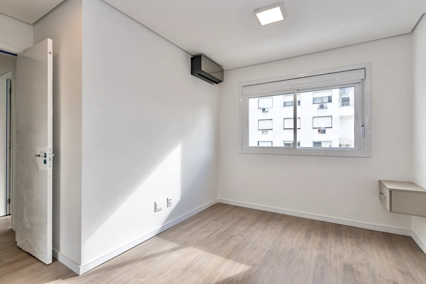 R$ 690.000 - BELO APARTAMENTO - 62M2 - 2 DORM - SU&Iacute;TE - 1 VAGA - INFRA Rua Chile Porto Alegre - 