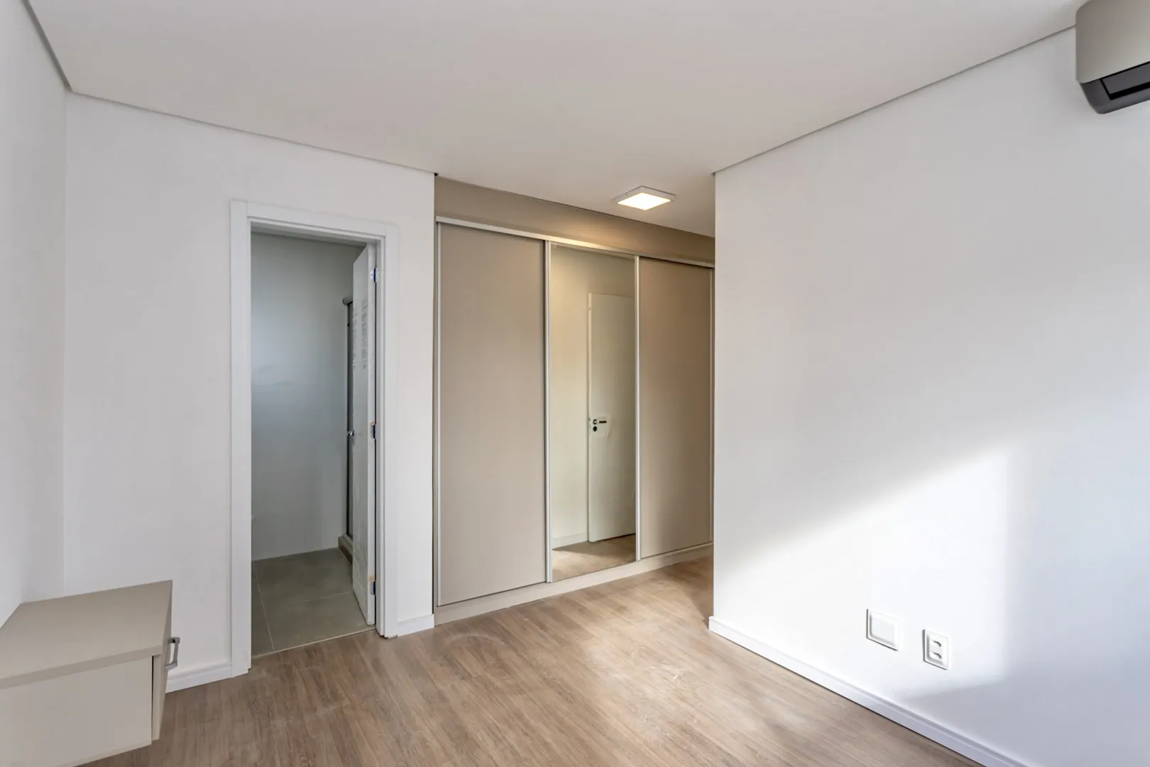 R$ 690.000 - BELO APARTAMENTO - 62M2 - 2 DORM - SU&Iacute;TE - 1 VAGA - INFRA Rua Chile Porto Alegre - 