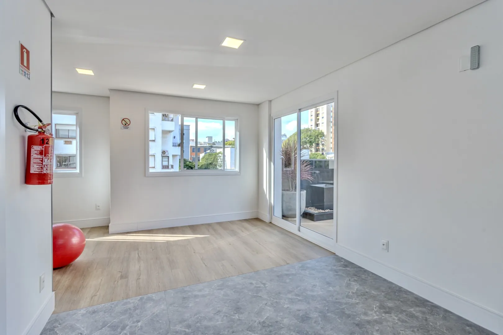R$ 690.000 - BELO APARTAMENTO - 62M2 - 2 DORM - SU&Iacute;TE - 1 VAGA - INFRA Rua Chile Porto Alegre - 