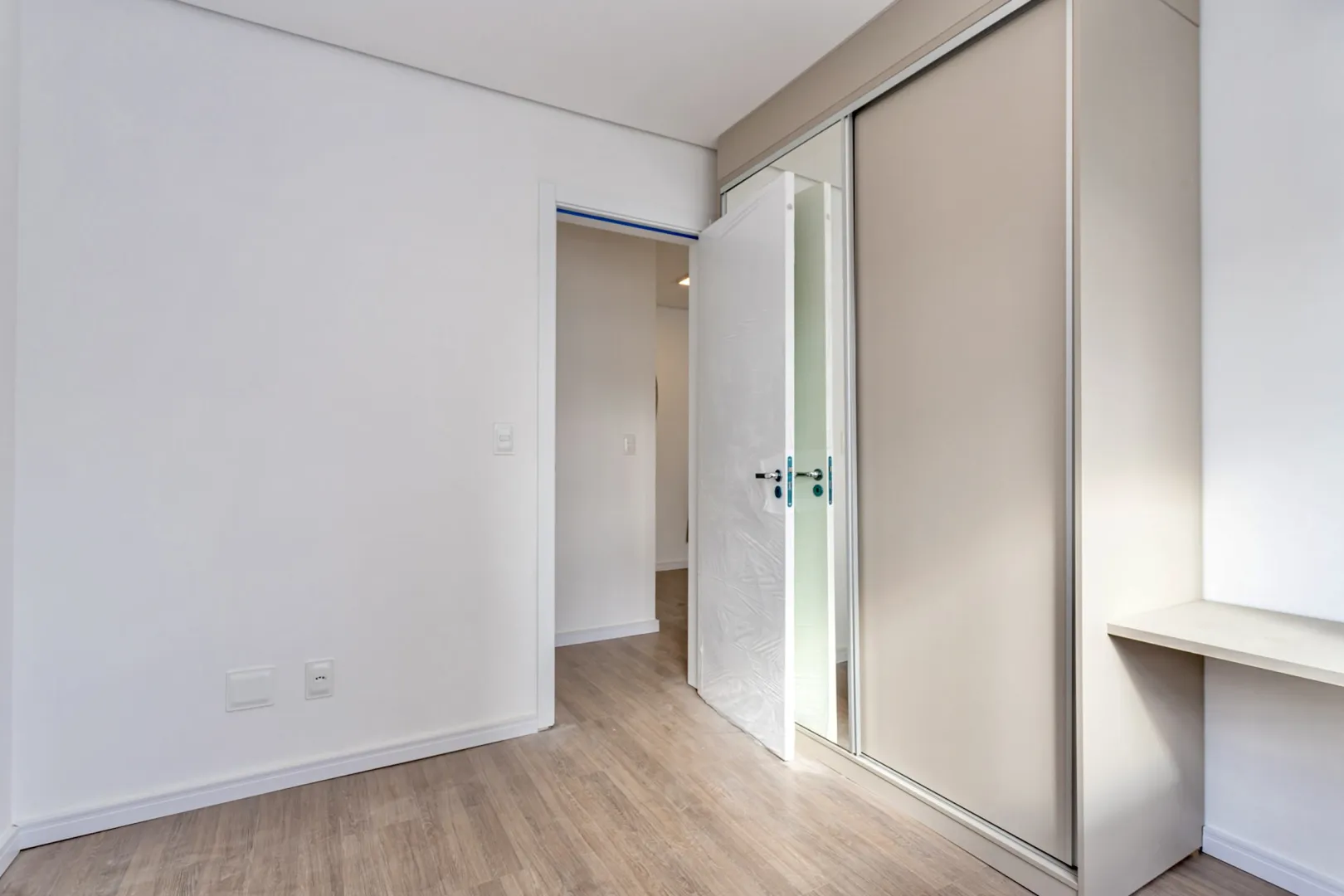 R$ 690.000 - BELO APARTAMENTO - 62M2 - 2 DORM - SU&Iacute;TE - 1 VAGA - INFRA Rua Chile Porto Alegre - 