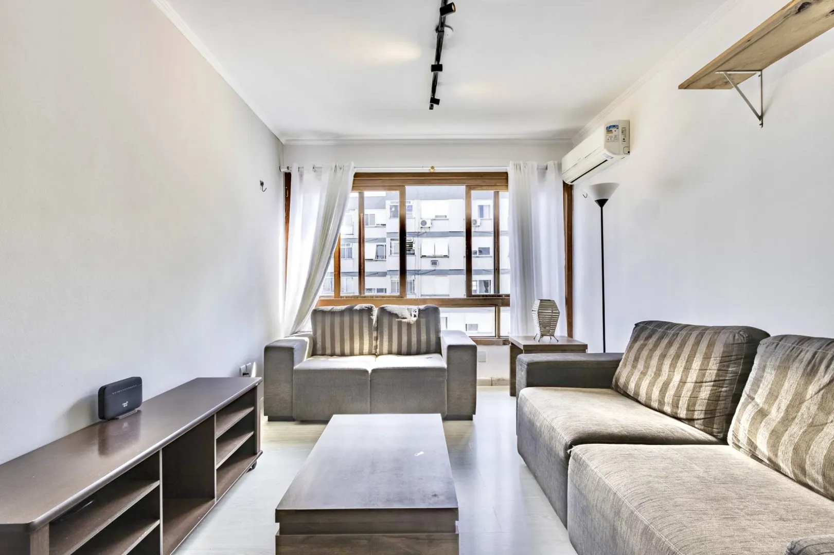 R$ 520.000 - &Oacute;TIMO APARTAMENTO - MOBILIADO - 89M2 - 2 DORM - SU&Iacute;TE - VISTA Rua Vicente da Fontoura Porto Alegre - 