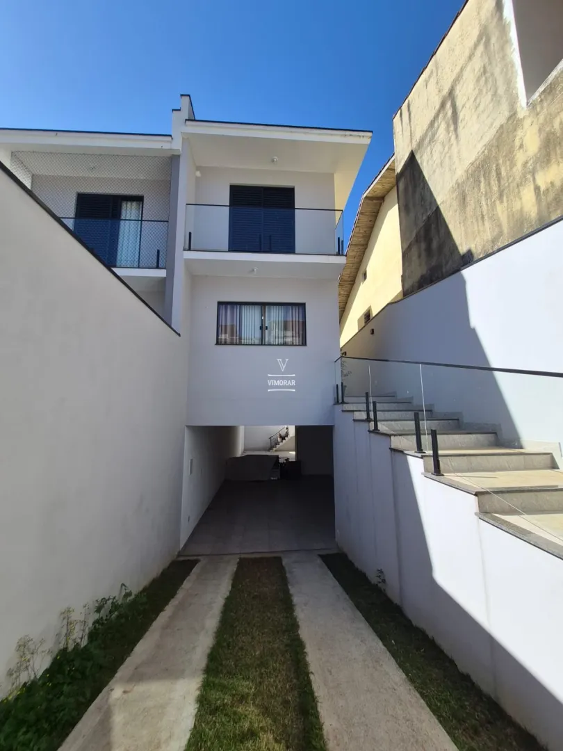 Sobrado 3 dormit&oacute;rios sendo 1 su&iacute;te + 5 vagas de garagem  Itaquaquecetuba - 