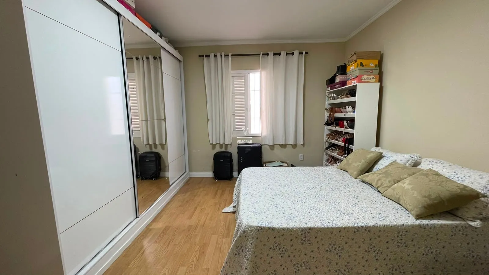 Casa t&eacute;rrea 3 dormit&oacute;rios + 4 vagas de garagem  Guarulhos - 