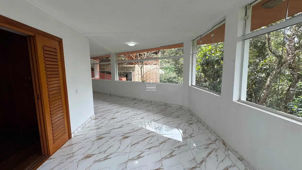 Casa em condom&iacute;nio fechado 3 su&iacute;tes espa&ccedil;osas + 4 vagas de garagem  Arujá - 
