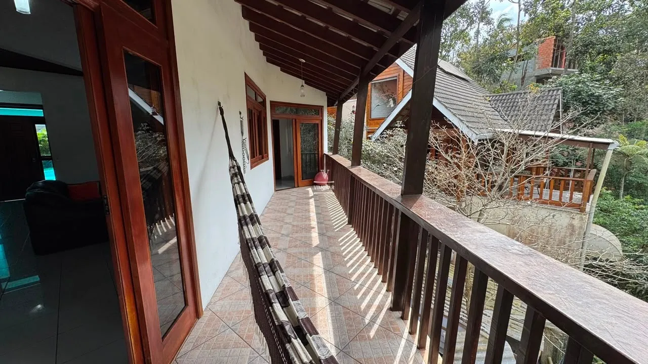 Casa em condom&iacute;nio fechado 3 su&iacute;tes espa&ccedil;osas + 4 vagas de garagem  Arujá - 