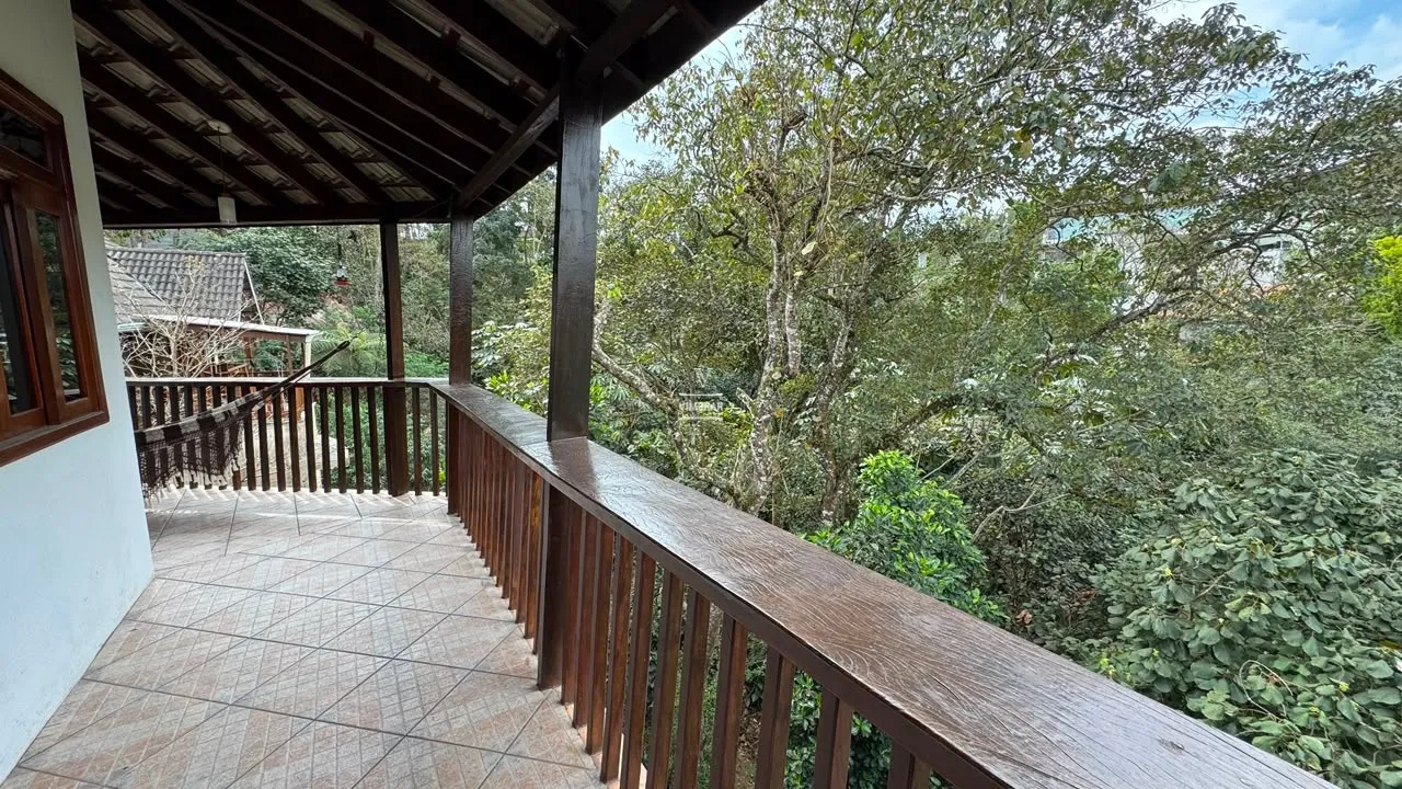 Casa em condom&iacute;nio fechado 3 su&iacute;tes espa&ccedil;osas + 4 vagas de garagem  Arujá - 