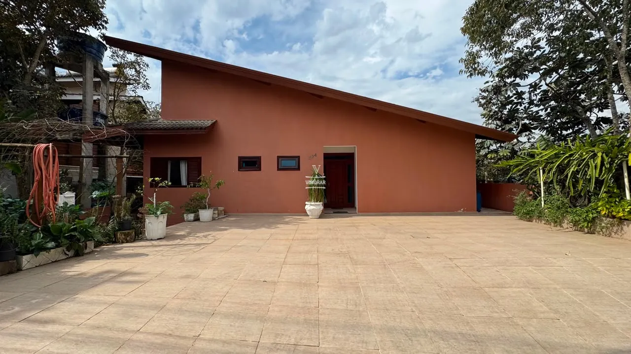 Casa em condom&iacute;nio fechado 3 su&iacute;tes espa&ccedil;osas + 4 vagas de garagem  Arujá - 