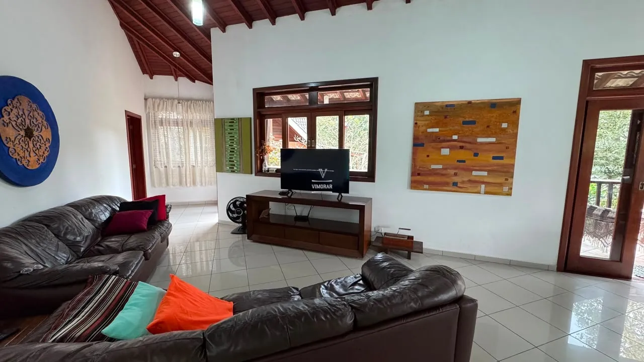 Casa em condom&iacute;nio fechado 3 su&iacute;tes espa&ccedil;osas + 4 vagas de garagem  Arujá - 