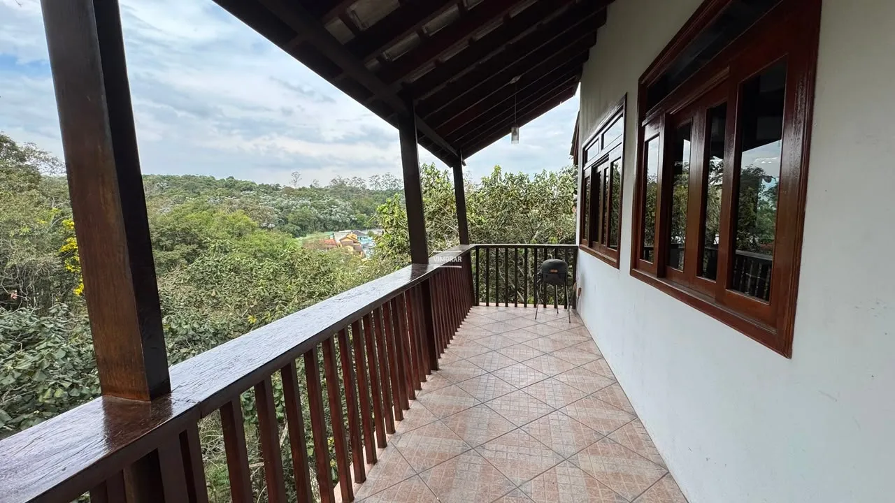Casa em condom&iacute;nio fechado 3 su&iacute;tes espa&ccedil;osas + 4 vagas de garagem  Arujá - 