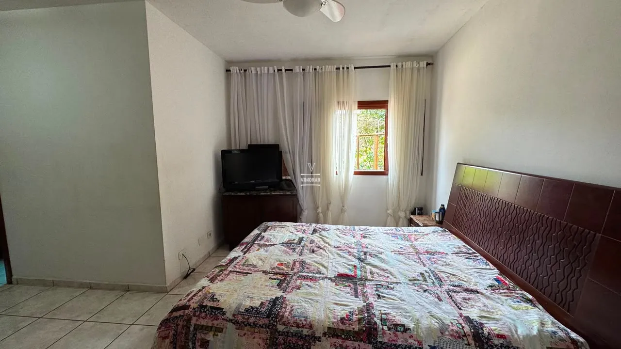 Casa em condom&iacute;nio fechado 3 su&iacute;tes espa&ccedil;osas + 4 vagas de garagem  Arujá - 