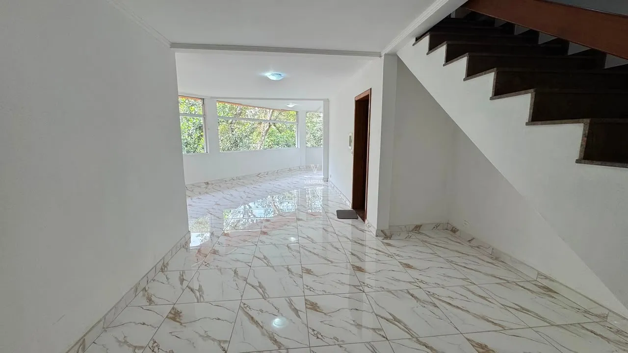 Casa em condom&iacute;nio fechado 3 su&iacute;tes espa&ccedil;osas + 4 vagas de garagem  Arujá - 