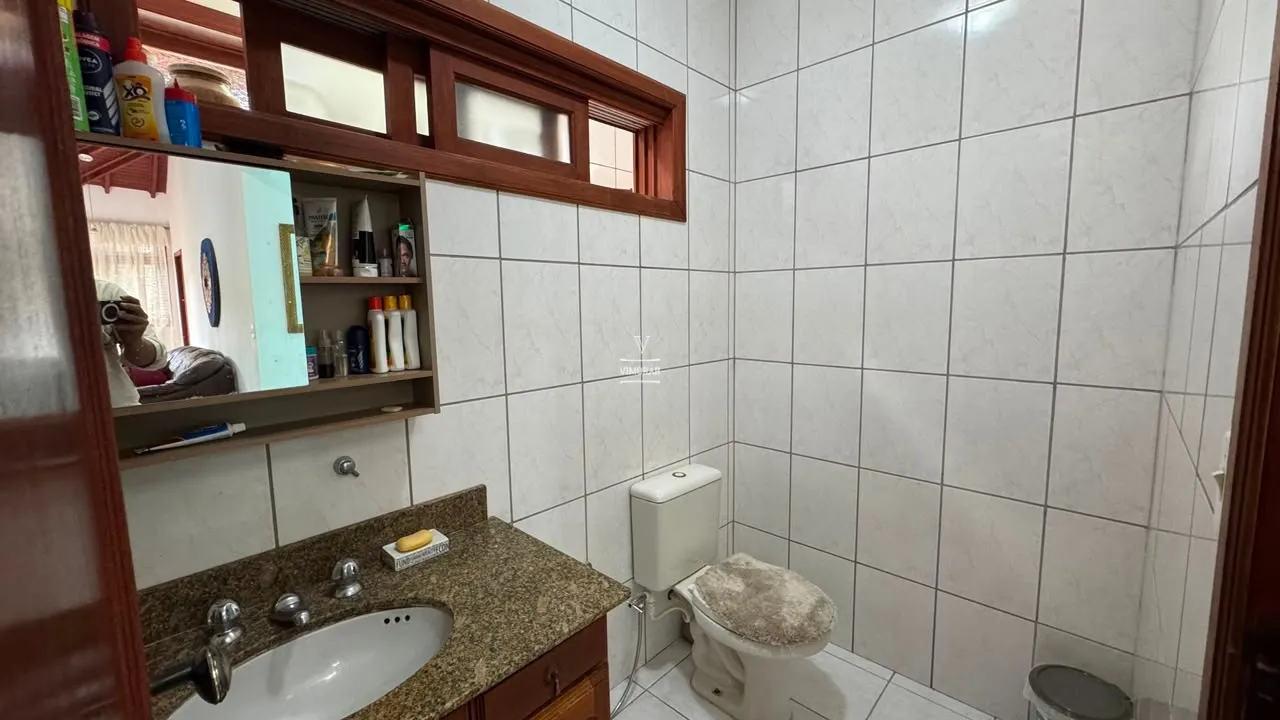 Casa em condom&iacute;nio fechado 3 su&iacute;tes espa&ccedil;osas + 4 vagas de garagem  Arujá - 