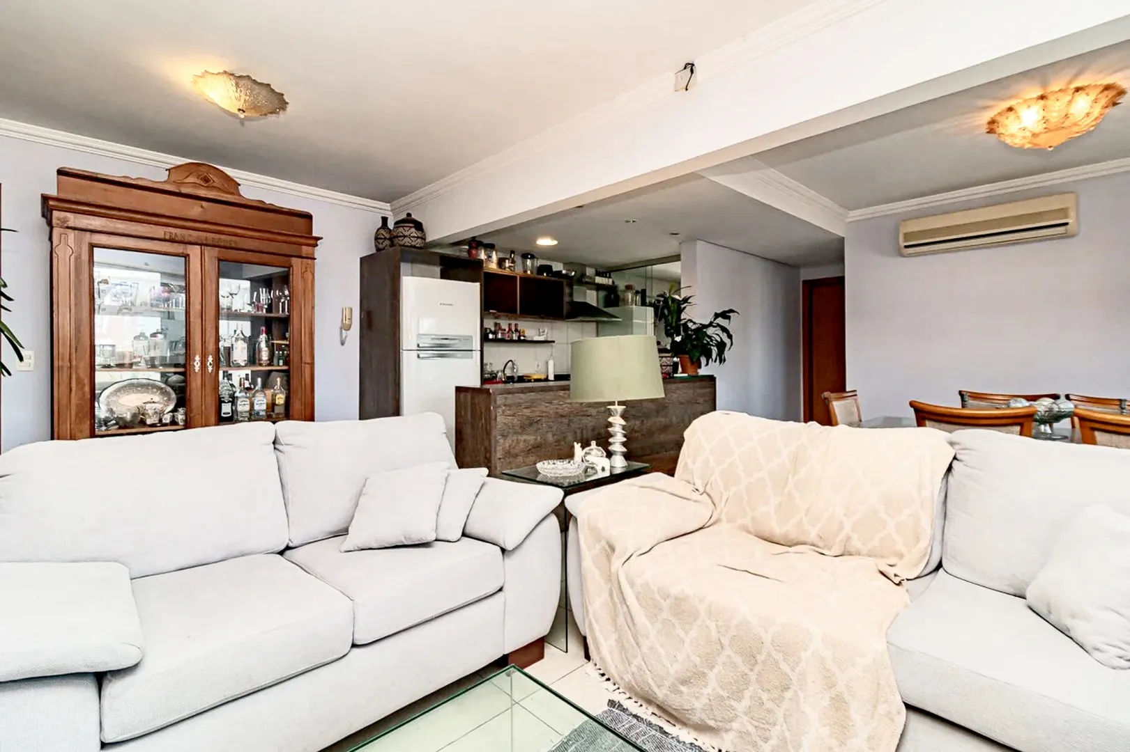 R$ 572.000 - APARTAMENTO - SACADA - 73M2 - 1 DORM - SU&Iacute;TE - 1 VAGA Rua Santo Antônio Porto Alegre - 