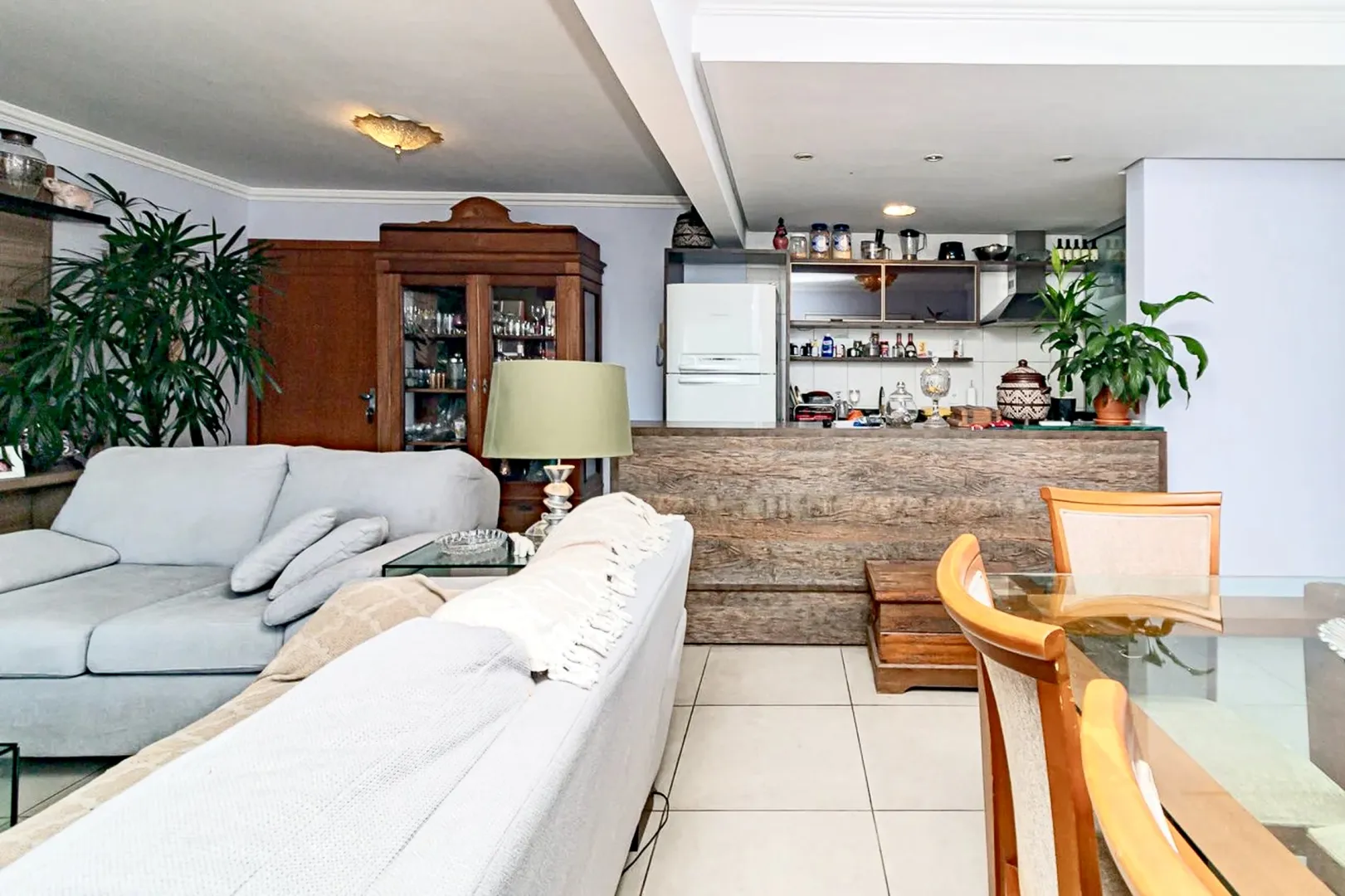 R$ 572.000 - APARTAMENTO - SACADA - 73M2 - 1 DORM - SU&Iacute;TE - 1 VAGA Rua Santo Antônio Porto Alegre - 