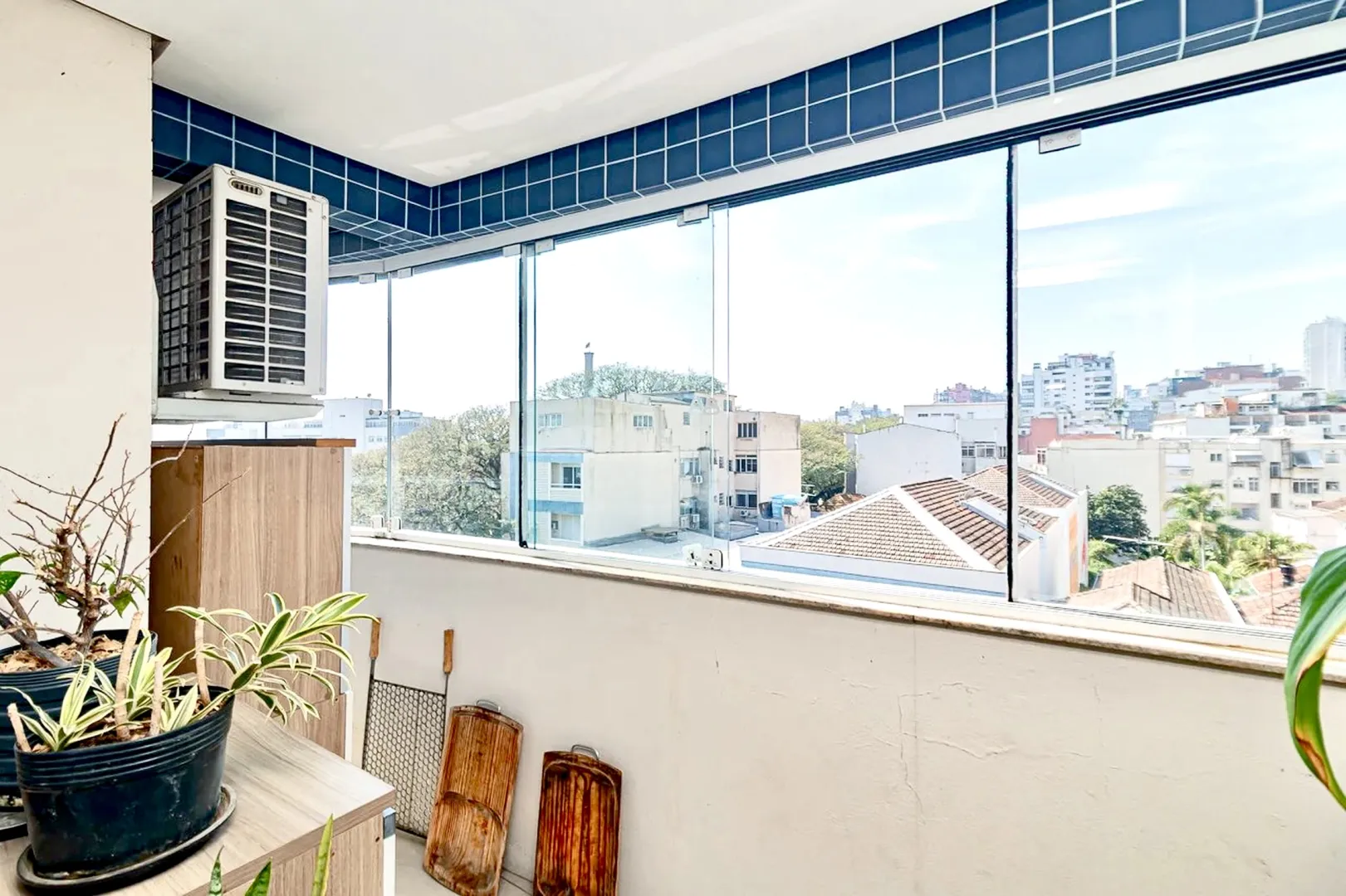 R$ 572.000 - APARTAMENTO - SACADA - 73M2 - 1 DORM - SU&Iacute;TE - 1 VAGA Rua Santo Antônio Porto Alegre - 