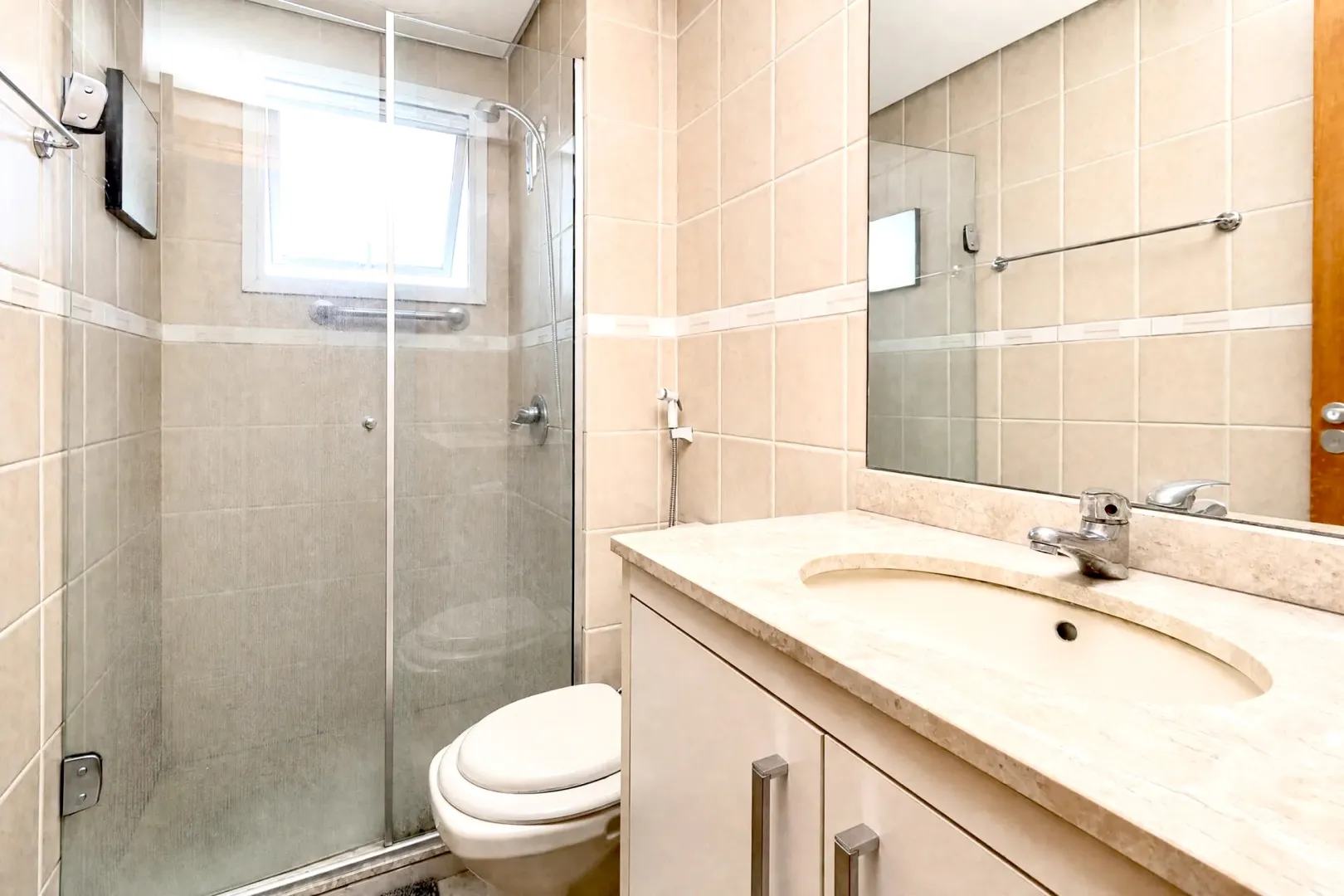 R$ 572.000 - APARTAMENTO - SACADA - 73M2 - 1 DORM - SU&Iacute;TE - 1 VAGA Rua Santo Antônio Porto Alegre - 