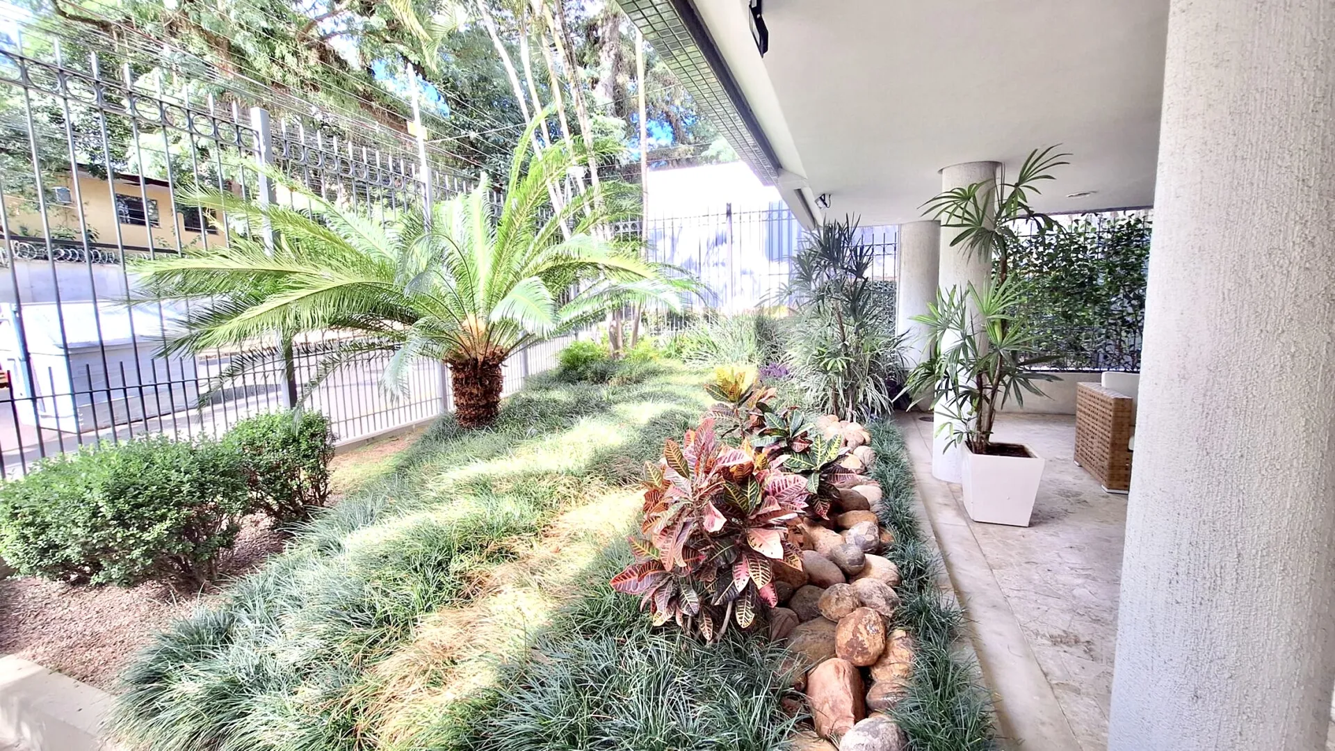R$ 690.000 - MARAVILHOSO APARTAMENTO T&Eacute;RREO - 77M2 - 2 DORM - 1 VAGA Rua Marquês do Pombal Porto Alegre - 