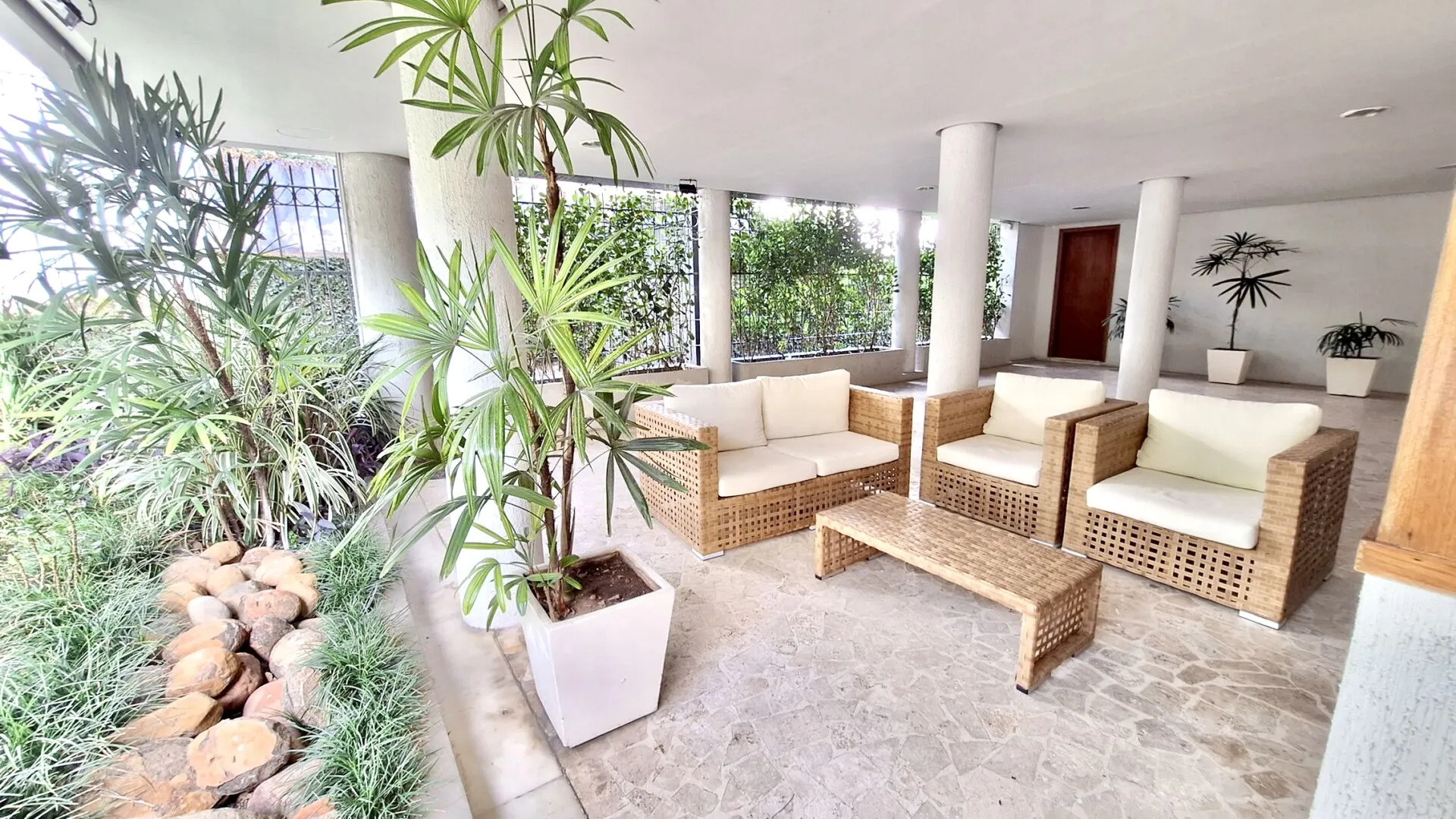 R$ 690.000 - MARAVILHOSO APARTAMENTO T&Eacute;RREO - 77M2 - 2 DORM - 1 VAGA Rua Marquês do Pombal Porto Alegre - 